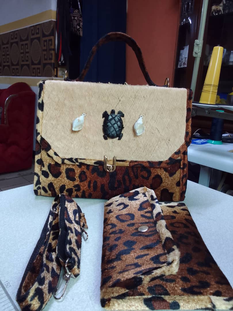 Premium Handbag and Clutch Bag Set — vue 16
