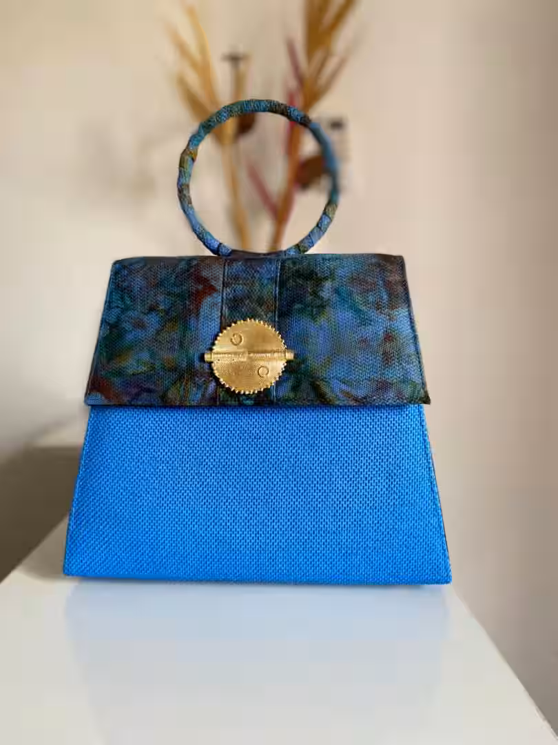 The “Ocean Blue” bag redefines handcrafted luxury. — vue 4