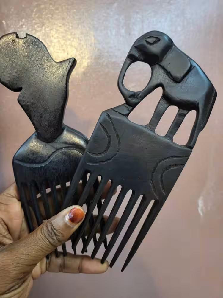 Peigne artisanal sculpte en bois