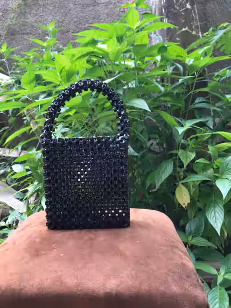 Sac a main en perles noires fait main