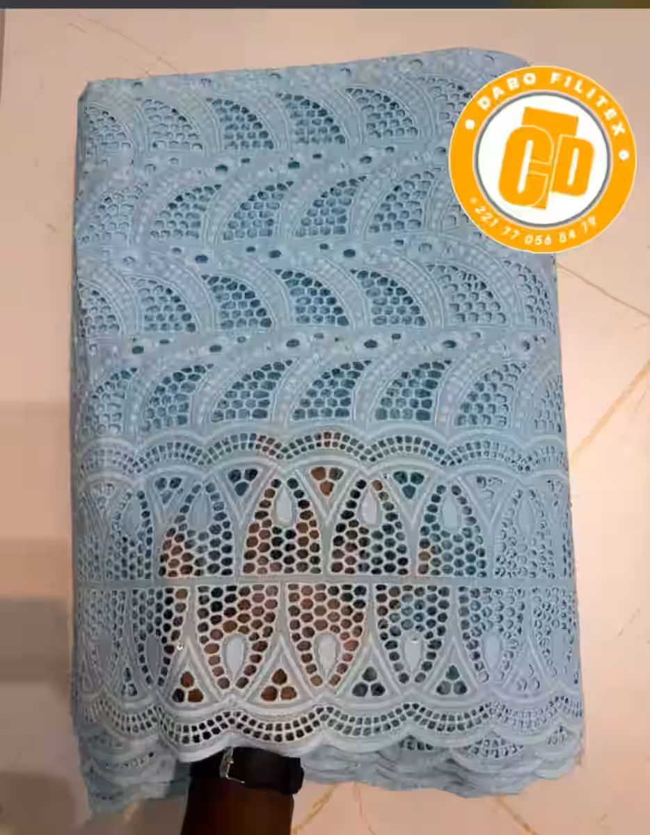 5 yards of premium embroidered fabric — vue 4