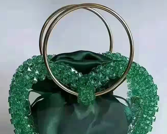 Green Beaded Bag — vue 3