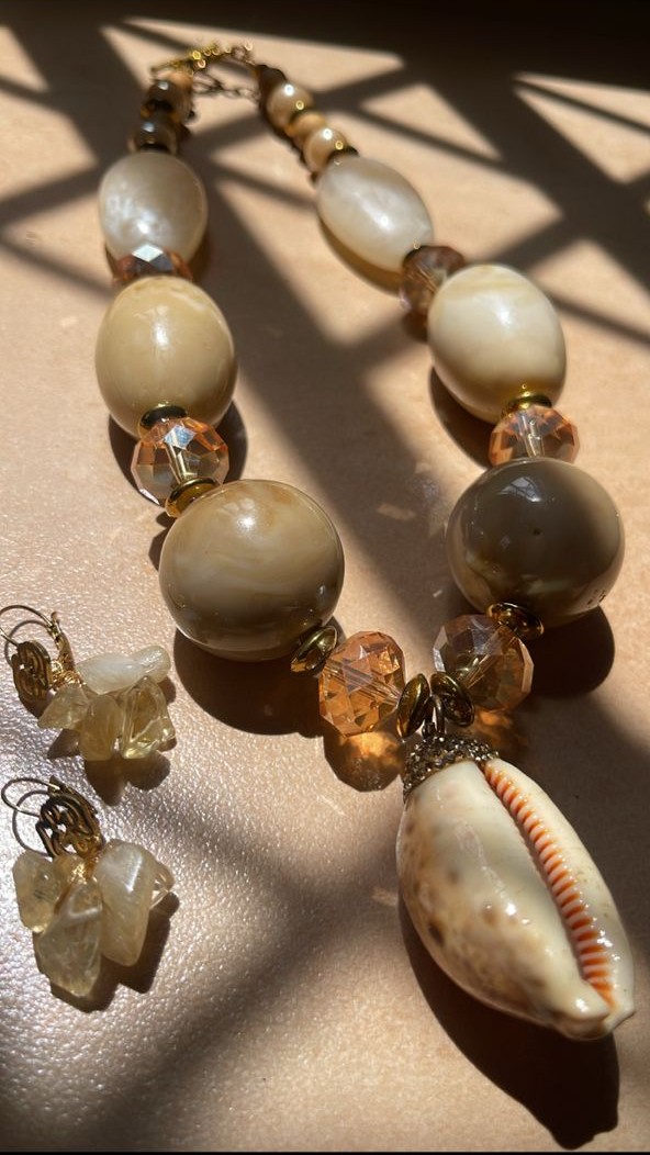 Ensemble Collier et Boucles d'Oreilles "Élégance Artisanale"