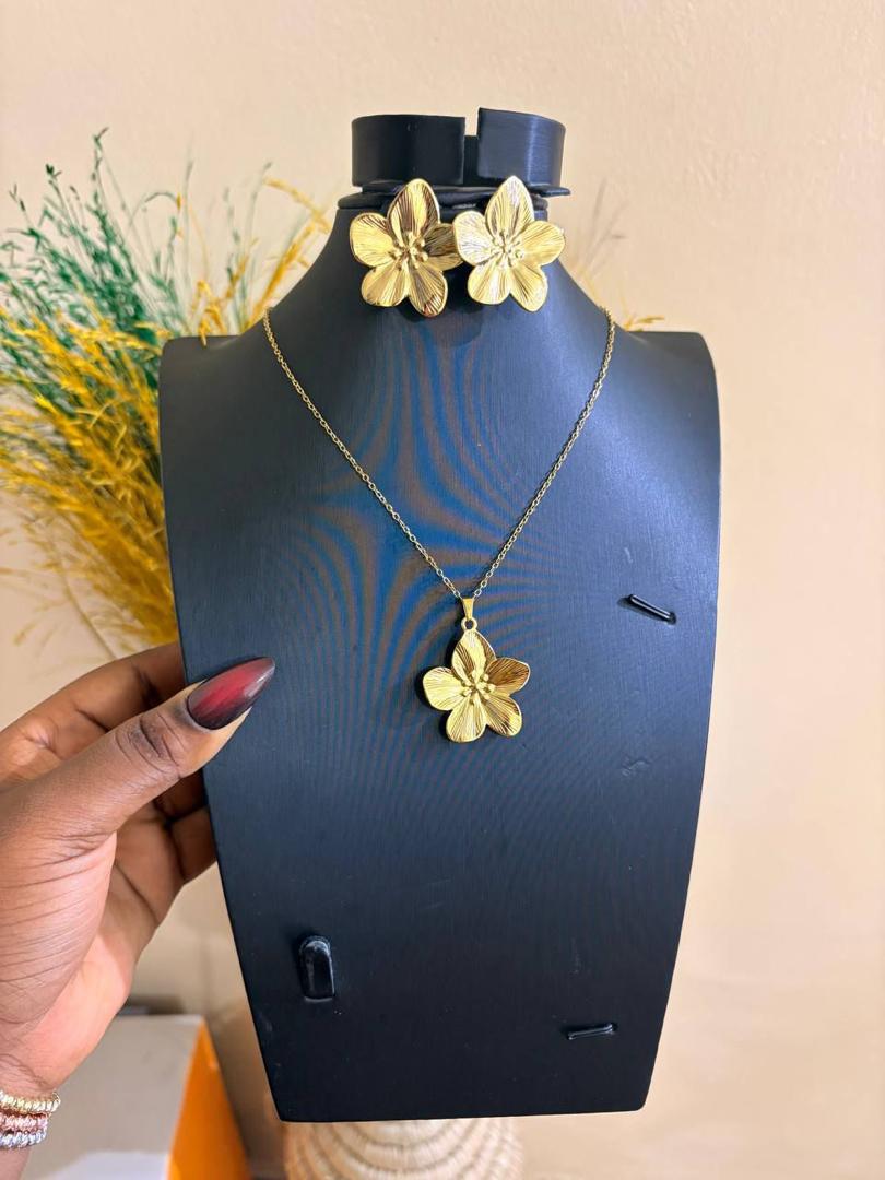 Gold Sculpted Flower Jewelry Set (Necklace + Earrings)